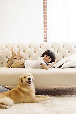 포토 JPG 전신 한마리 남자 행복 반려견 어린이 엎드리기 쿠션 거실 한명 미소 옆모습 책 반려동물 소파 독서 화목 다정 한국인 골든리트리버 강아지 즐거움 반려 소년한명만 국내포토 동물 1 감정 뷰포인트 컨셉 의자 모션 표정 사람 동양인 개 리트리버 남자한명만 소년만 파일형식