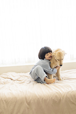 포토 JPG 전신 한마리 남자 행복 반려견 어린이 안기 포옹 한명 앉기 옆모습 반려동물 화목 다정 침실 한국인 침대 골든리트리버 강아지 즐거움 반려 소년한명만 국내포토 동물 1 감정 뷰포인트 가구 컨셉 모션 사람 동양인 개 리트리버 남자한명만 소년만 파일형식
