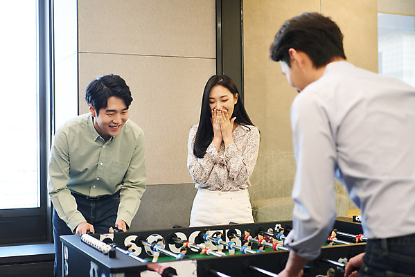 포토 JPG 여자 남자 회사 비즈니스 협력 휴식 직장 실내 서기 미소 웃음 상반신 20대 성인 앞모습 뒷모습 세명 한국인 게임 비즈니스맨 비즈니스우먼 회의실 즐거움 축구게임 성인만 국내포토 감정 뷰포인트 컨셉 모션 놀이 표정 사람 동양인 청년 내부 직장인 파일형식