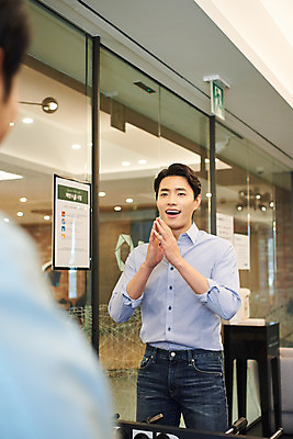 포토 JPG 남자 회사 비즈니스 협력 휴식 직장 실내 서기 미소 웃음 상반신 20대 성인 두명 앞모습 뒷모습 한국인 게임 비즈니스맨 회의실 즐거움 축구게임 성인남자만 국내포토 감정 뷰포인트 컨셉 모션 놀이 표정 사람 동양인 청년 내부 직장인 남자만 성인만 파일형식