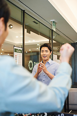 포토 JPG 남자 회사 비즈니스 협력 휴식 직장 실내 서기 미소 웃음 상반신 20대 성인 두명 앞모습 아웃포커스 주먹 한국인 게임 비즈니스맨 회의실 즐거움 축구게임 성인남자만 국내포토 감정 뷰포인트 컨셉 모션 놀이 촬영기법 표정 사람 동양인 청년 내부 직장인 남자만 성인만 파일형식