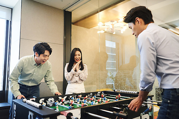 포토 JPG 여자 남자 회사 비즈니스 협력 휴식 직장 실내 서기 미소 웃음 상반신 20대 성인 앞모습 옆모습 세명 한국인 게임 비즈니스맨 비즈니스우먼 회의실 즐거움 축구게임 성인만 국내포토 감정 뷰포인트 컨셉 모션 놀이 표정 사람 동양인 청년 내부 직장인 파일형식