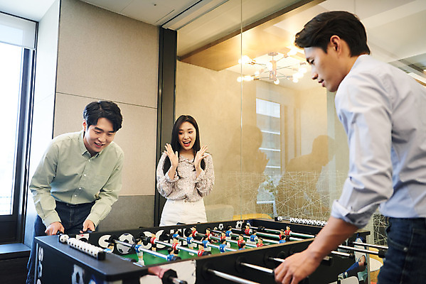 포토 JPG 여자 남자 회사 비즈니스 협력 휴식 직장 실내 서기 미소 웃음 상반신 20대 성인 앞모습 옆모습 세명 놀람 한국인 게임 비즈니스맨 비즈니스우먼 회의실 즐거움 축구게임 성인만 국내포토 감정 뷰포인트 컨셉 모션 놀이 표정 사람 동양인 청년 내부 직장인 파일형식