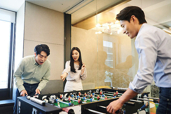 포토 JPG 여자 남자 회사 비즈니스 협력 휴식 직장 실내 서기 미소 웃음 상반신 20대 성인 앞모습 옆모습 세명 한국인 게임 가리킴 비즈니스맨 비즈니스우먼 회의실 즐거움 축구게임 성인만 국내포토 감정 뷰포인트 컨셉 모션 놀이 표정 사람 동양인 손짓 청년 내부 직장인 파일형식