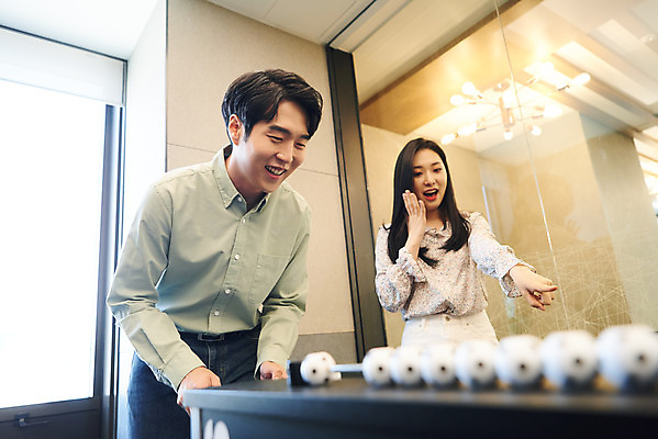 포토 JPG 여자 남자 로우앵글 회사 비즈니스 협력 휴식 직장 실내 서기 미소 웃음 상반신 20대 성인 두명 앞모습 놀람 한국인 게임 가리킴 비즈니스맨 비즈니스우먼 회의실 즐거움 축구게임 성인만 국내포토 감정 뷰포인트 컨셉 모션 놀이 표정 사람 동양인 손짓 청년 내부 직장인 파일형식