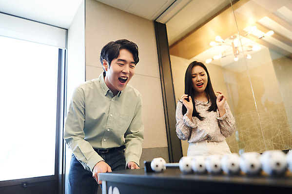 포토 JPG 여자 남자 로우앵글 회사 비즈니스 협력 휴식 직장 실내 서기 미소 웃음 상반신 20대 성인 두명 앞모습 한국인 게임 비즈니스맨 비즈니스우먼 회의실 즐거움 축구게임 성인만 국내포토 감정 뷰포인트 컨셉 모션 놀이 표정 사람 동양인 청년 내부 직장인 파일형식