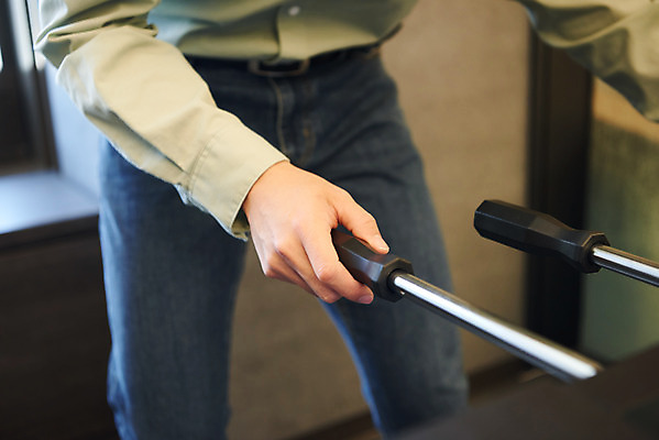 포토 JPG 손 남자 회사 비즈니스 협력 휴식 직장 실내 한명 서기 근접촬영 20대 성인 앞모습 신체부위 한국인 하반신 게임 잡기 비즈니스맨 회의실 즐거움 축구게임 성인남자한명만 국내포토 1 감정 뷰포인트 컨셉 모션 놀이 사람 동양인 청년 내부 직장인 남자한명만 성인남자만 파일형식