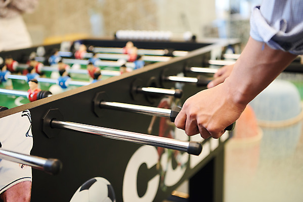 포토 JPG 손 남자 회사 비즈니스 협력 휴식 직장 실내 한명 근접촬영 20대 성인 신체부위 한국인 게임 비즈니스맨 회의실 즐거움 축구게임 성인남자한명만 국내포토 1 감정 뷰포인트 컨셉 놀이 사람 동양인 청년 내부 직장인 남자한명만 성인남자만 파일형식