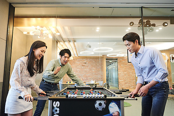 포토 JPG 여자 남자 회사 비즈니스 협력 휴식 직장 실내 서기 미소 웃음 상반신 20대 성인 옆모습 세명 한국인 게임 비즈니스맨 비즈니스우먼 회의실 즐거움 축구게임 성인만 국내포토 감정 뷰포인트 컨셉 모션 놀이 표정 사람 동양인 청년 내부 직장인 파일형식