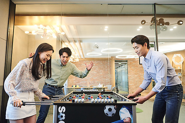 포토 JPG 여자 남자 회사 비즈니스 협력 휴식 직장 실내 서기 미소 웃음 상반신 20대 성인 앞모습 옆모습 세명 한국인 게임 비즈니스맨 비즈니스우먼 회의실 즐거움 축구게임 성인만 국내포토 감정 뷰포인트 컨셉 모션 놀이 표정 사람 동양인 청년 내부 직장인 파일형식