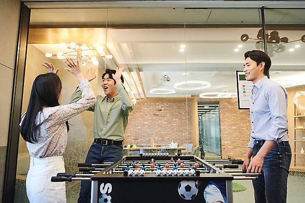 포토 JPG 여자 남자 회사 비즈니스 협력 휴식 직장 실내 서기 미소 웃음 상반신 20대 성인 앞모습 옆모습 세명 한국인 게임 비즈니스맨 비즈니스우먼 회의실 즐거움 하이파이브 축구게임 성인만 국내포토 감정 뷰포인트 컨셉 모션 놀이 표정 사람 동양인 손짓 청년 내부 직장인 파일형식