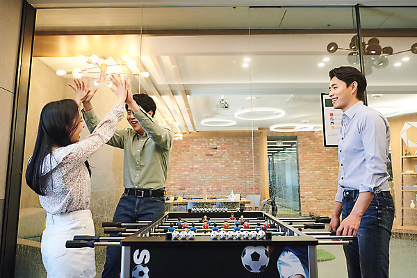 포토 JPG 여자 남자 회사 비즈니스 협력 휴식 직장 실내 서기 미소 웃음 상반신 20대 성인 앞모습 옆모습 세명 한국인 게임 비즈니스맨 비즈니스우먼 회의실 즐거움 하이파이브 축구게임 성인만 국내포토 감정 뷰포인트 컨셉 모션 놀이 표정 사람 동양인 손짓 청년 내부 직장인 파일형식