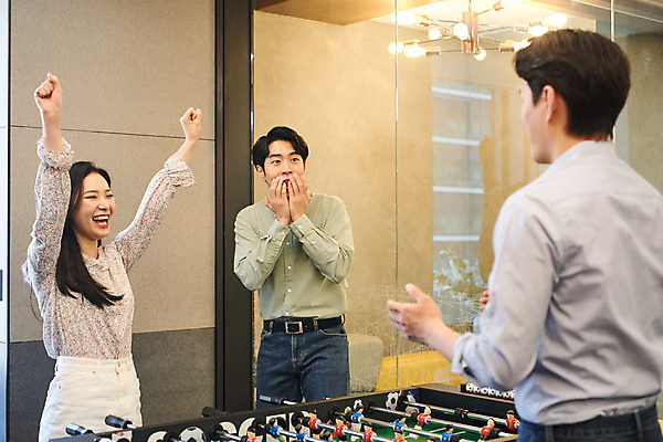 포토 JPG 여자 남자 회사 비즈니스 협력 휴식 직장 실내 서기 미소 웃음 상반신 20대 성인 앞모습 뒷모습 세명 놀람 기쁨 한국인 게임 비즈니스맨 비즈니스우먼 회의실 즐거움 축구게임 성인만 국내포토 감정 뷰포인트 컨셉 모션 놀이 표정 사람 동양인 청년 내부 직장인 파일형식