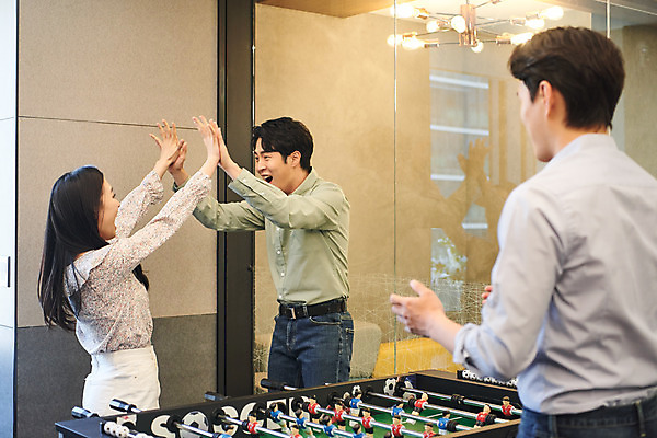 포토 JPG 여자 남자 회사 비즈니스 협력 휴식 직장 실내 서기 미소 웃음 상반신 20대 성인 옆모습 뒷모습 세명 한국인 게임 비즈니스맨 비즈니스우먼 회의실 즐거움 하이파이브 축구게임 성인만 국내포토 감정 뷰포인트 컨셉 모션 놀이 표정 사람 동양인 손짓 청년 내부 직장인 파일형식