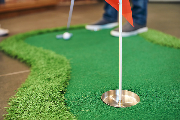 포토 JPG 남자 골프 회사 비즈니스 협력 휴식 직장 실내 한명 서기 근접촬영 20대 성인 골프채 한국인 하반신 게임 다리 비즈니스맨 회의실 즐거움 성인남자한명만 국내포토 1 감정 뷰포인트 컨셉 모션 놀이 골프용품 사람 동양인 청년 내부 신체부위 구기 직장인 남자한명만 성인남자만 파일형식