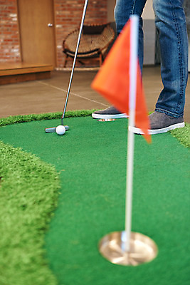 포토 JPG 남자 골프 회사 비즈니스 협력 휴식 직장 실내 한명 서기 20대 성인 아웃포커스 골프채 한국인 하반신 게임 다리 비즈니스맨 회의실 즐거움 성인남자한명만 국내포토 1 감정 컨셉 모션 놀이 골프용품 촬영기법 사람 동양인 청년 내부 신체부위 구기 직장인 남자한명만 성인남자만 파일형식