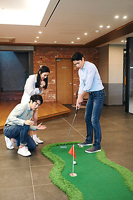 포토 JPG 전신 여자 남자 골프 회사 비즈니스 협력 휴식 직장 실내 서기 앉기 20대 성인 옆모습 세명 골프채 한국인 게임 비즈니스맨 비즈니스우먼 회의실 즐거움 성인만 국내포토 감정 뷰포인트 컨셉 모션 놀이 골프용품 사람 동양인 청년 내부 구기 직장인 파일형식