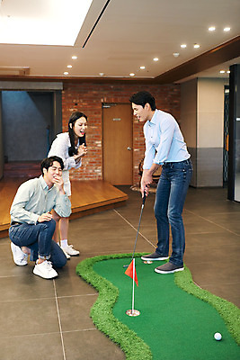 포토 JPG 전신 여자 남자 골프 회사 비즈니스 협력 휴식 직장 실내 서기 20대 성인 옆모습 세명 골프채 한국인 게임 비즈니스맨 비즈니스우먼 회의실 즐거움 아쉬움 성인만 국내포토 감정 뷰포인트 컨셉 모션 놀이 골프용품 사람 동양인 청년 내부 구기 직장인 파일형식