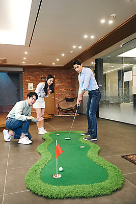 포토 JPG 전신 여자 남자 골프 회사 비즈니스 협력 휴식 직장 실내 서기 앉기 20대 성인 옆모습 세명 골프채 한국인 게임 비즈니스맨 비즈니스우먼 회의실 즐거움 성인만 국내포토 감정 뷰포인트 컨셉 모션 놀이 골프용품 사람 동양인 청년 내부 구기 직장인 파일형식