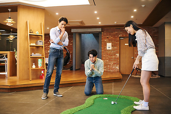 포토 JPG 전신 여자 남자 골프 회사 비즈니스 협력 휴식 직장 실내 서기 앉기 20대 성인 앞모습 옆모습 세명 한국인 게임 비즈니스맨 비즈니스우먼 회의실 즐거움 성인만 국내포토 감정 뷰포인트 컨셉 모션 놀이 사람 동양인 청년 내부 구기 직장인 파일형식