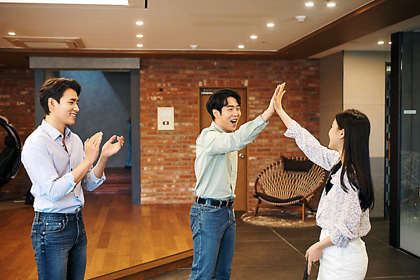 포토 JPG 여자 남자 골프 회사 비즈니스 협력 휴식 직장 실내 서기 미소 웃음 상반신 20대 성인 옆모습 세명 한국인 게임 비즈니스맨 비즈니스우먼 박수 회의실 즐거움 하이파이브 성인만 국내포토 감정 뷰포인트 컨셉 모션 놀이 표정 사람 동양인 손짓 청년 내부 구기 직장인 파일형식