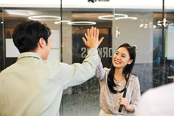 포토 JPG 여자 남자 골프 회사 비즈니스 협력 휴식 직장 실내 서기 미소 웃음 상반신 20대 성인 두명 앞모습 뒷모습 한국인 게임 비즈니스맨 비즈니스우먼 회의실 즐거움 하이파이브 성인만 국내포토 감정 뷰포인트 컨셉 모션 놀이 표정 사람 동양인 손짓 청년 내부 구기 직장인 파일형식