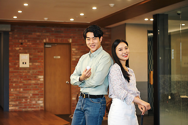 포토 JPG 여자 남자 골프 회사 비즈니스 협력 휴식 직장 실내 서기 미소 웃음 상반신 20대 성인 두명 옆모습 한국인 등맞대기 게임 비즈니스맨 비즈니스우먼 회의실 즐거움 성인만 국내포토 감정 뷰포인트 컨셉 모션 놀이 표정 사람 동양인 청년 내부 구기 직장인 파일형식