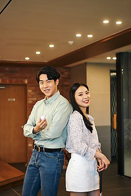 포토 JPG 여자 남자 골프 회사 비즈니스 협력 휴식 직장 실내 서기 미소 웃음 상반신 20대 성인 두명 옆모습 한국인 등맞대기 게임 비즈니스맨 비즈니스우먼 회의실 즐거움 성인만 국내포토 감정 뷰포인트 컨셉 모션 놀이 표정 사람 동양인 청년 내부 구기 직장인 파일형식