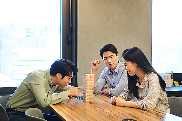 포토 JPG 여자 남자 회사 비즈니스 협력 휴식 직장 실내 앉기 상반신 20대 성인 옆모습 세명 한국인 게임 비즈니스맨 비즈니스우먼 집중 회의실 즐거움 보드게임 젠가 성인만 국내포토 감정 뷰포인트 컨셉 모션 놀이 사람 동양인 청년 내부 놀이용품 직장인 파일형식