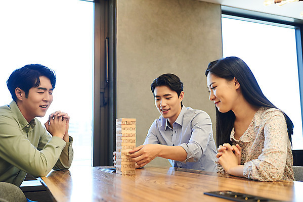 포토 JPG 여자 남자 회사 비즈니스 협력 휴식 직장 실내 앉기 상반신 20대 성인 옆모습 세명 한국인 게임 비즈니스맨 비즈니스우먼 회의실 즐거움 보드게임 젠가 성인만 국내포토 감정 뷰포인트 컨셉 모션 놀이 사람 동양인 청년 내부 놀이용품 직장인 파일형식