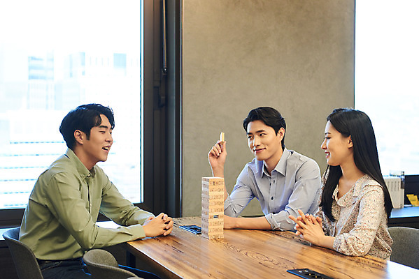 포토 JPG 여자 남자 회사 비즈니스 협력 휴식 직장 실내 앉기 상반신 20대 성인 옆모습 세명 한국인 게임 비즈니스맨 비즈니스우먼 회의실 즐거움 보드게임 젠가 성인만 국내포토 감정 뷰포인트 컨셉 모션 놀이 사람 동양인 청년 내부 놀이용품 직장인 파일형식