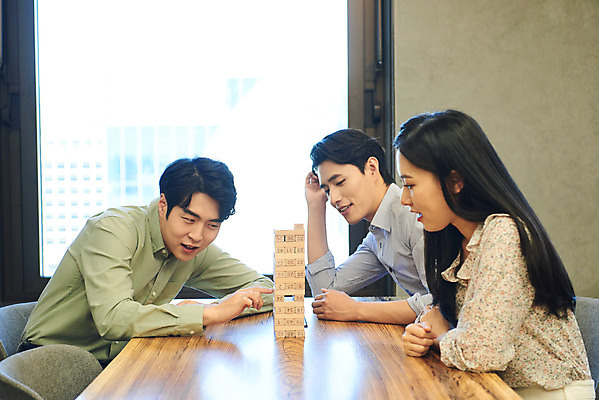포토 JPG 여자 남자 회사 비즈니스 협력 휴식 직장 실내 앉기 상반신 20대 성인 옆모습 세명 한국인 게임 비즈니스맨 비즈니스우먼 집중 회의실 즐거움 보드게임 젠가 성인만 국내포토 감정 뷰포인트 컨셉 모션 놀이 사람 동양인 청년 내부 놀이용품 직장인 파일형식
