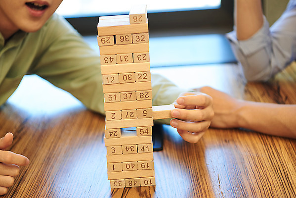 포토 JPG 손 여자 남자 회사 비즈니스 협력 휴식 직장 실내 앉기 상반신 20대 성인 신체부위 세명 한국인 게임 비즈니스맨 비즈니스우먼 회의실 즐거움 보드게임 젠가 성인만 국내포토 감정 컨셉 모션 놀이 사람 동양인 청년 내부 놀이용품 직장인 파일형식