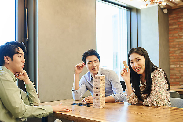 포토 JPG 여자 남자 회사 비즈니스 협력 휴식 직장 실내 앉기 상반신 20대 성인 앞모습 옆모습 세명 한국인 게임 비즈니스맨 비즈니스우먼 회의실 즐거움 보드게임 젠가 성인만 국내포토 감정 뷰포인트 컨셉 모션 놀이 사람 동양인 청년 내부 놀이용품 직장인 파일형식