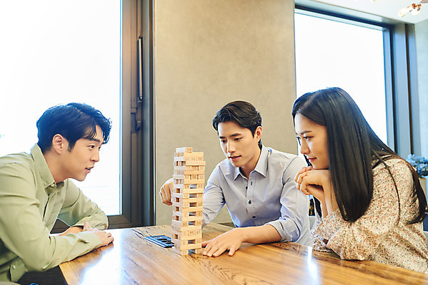 포토 JPG 여자 남자 회사 비즈니스 협력 휴식 직장 실내 앉기 상반신 20대 성인 옆모습 세명 한국인 게임 비즈니스맨 비즈니스우먼 집중 회의실 즐거움 보드게임 젠가 성인만 국내포토 감정 뷰포인트 컨셉 모션 놀이 사람 동양인 청년 내부 놀이용품 직장인 파일형식