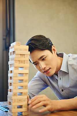 포토 JPG 남자 회사 비즈니스 협력 휴식 직장 실내 한명 앉기 상반신 20대 성인 옆모습 한국인 게임 비즈니스맨 집중 회의실 즐거움 보드게임 젠가 성인남자한명만 국내포토 1 감정 뷰포인트 컨셉 모션 놀이 사람 동양인 청년 내부 놀이용품 직장인 남자한명만 성인남자만 파일형식