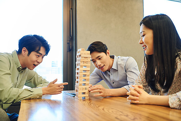 포토 JPG 여자 남자 회사 비즈니스 협력 휴식 직장 실내 앉기 상반신 20대 성인 옆모습 세명 한국인 게임 비즈니스맨 비즈니스우먼 집중 회의실 즐거움 보드게임 젠가 성인만 국내포토 감정 뷰포인트 컨셉 모션 놀이 사람 동양인 청년 내부 놀이용품 직장인 파일형식