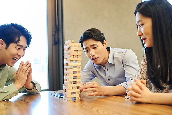 포토 JPG 여자 남자 회사 비즈니스 협력 휴식 직장 실내 앉기 상반신 20대 성인 옆모습 세명 한국인 게임 비즈니스맨 비즈니스우먼 회의실 즐거움 보드게임 젠가 성인만 국내포토 감정 뷰포인트 컨셉 모션 놀이 사람 동양인 청년 내부 놀이용품 직장인 파일형식