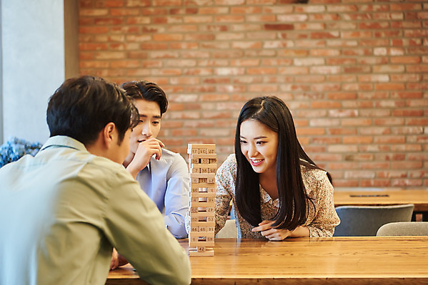 포토 JPG 여자 남자 회사 비즈니스 협력 휴식 직장 실내 앉기 상반신 20대 성인 앞모습 뒷모습 세명 한국인 게임 비즈니스맨 비즈니스우먼 회의실 즐거움 보드게임 젠가 성인만 국내포토 감정 뷰포인트 컨셉 모션 놀이 사람 동양인 청년 내부 놀이용품 직장인 파일형식