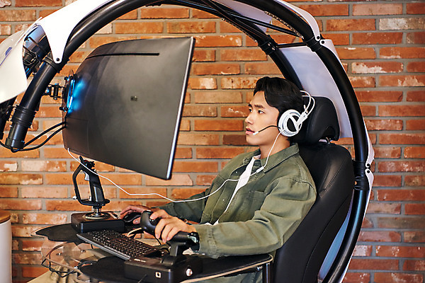 포토 JPG 남자 회사 비즈니스 협력 휴식 직장 실내 한명 앉기 상반신 20대 성인 헤드셋 한국인 게임 비즈니스맨 집중 회의실 즐거움 컴퓨터게임 성인남자한명만 국내포토 1 감정 음향기기 컨셉 모션 놀이 사람 동양인 청년 내부 헤드폰 직장인 남자한명만 성인남자만 파일형식