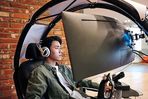 포토 JPG 남자 회사 비즈니스 협력 휴식 직장 실내 한명 앉기 상반신 20대 성인 헤드셋 한국인 게임 비즈니스맨 집중 회의실 즐거움 컴퓨터게임 성인남자한명만 국내포토 1 감정 음향기기 컨셉 모션 놀이 사람 동양인 청년 내부 헤드폰 직장인 남자한명만 성인남자만 파일형식