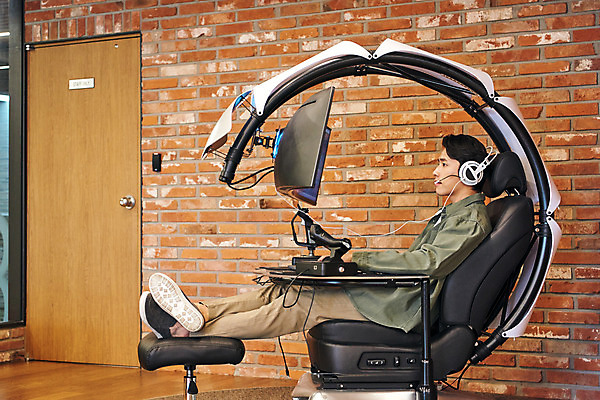 포토 JPG 전신 남자 회사 비즈니스 협력 휴식 직장 실내 한명 앉기 20대 성인 헤드셋 한국인 게임 비즈니스맨 집중 회의실 즐거움 컴퓨터게임 성인남자한명만 국내포토 1 감정 음향기기 컨셉 모션 놀이 사람 동양인 청년 내부 헤드폰 직장인 남자한명만 성인남자만 파일형식