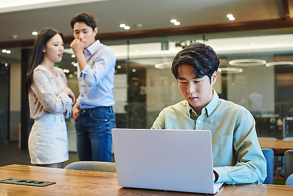 포토 JPG 여자 남자 회사 비즈니스 직장 실내 서기 앉기 상반신 20대 성인 앞모습 옆모습 세명 노트북 한국인 비즈니스맨 비즈니스우먼 동료 회의실 뒷담화 왕따 성인만 직장내괴롭힘 국내포토 뷰포인트 관계 모션 사람 동양인 청년 내부 전자제품 직장인 사회이슈 험담 파일형식