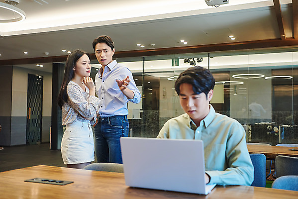 포토 JPG 여자 남자 회사 비즈니스 직장 실내 서기 앉기 상반신 20대 성인 앞모습 옆모습 세명 노트북 한국인 비즈니스맨 비즈니스우먼 동료 회의실 뒷담화 왕따 성인만 직장내괴롭힘 국내포토 뷰포인트 관계 모션 사람 동양인 청년 내부 전자제품 직장인 사회이슈 험담 파일형식