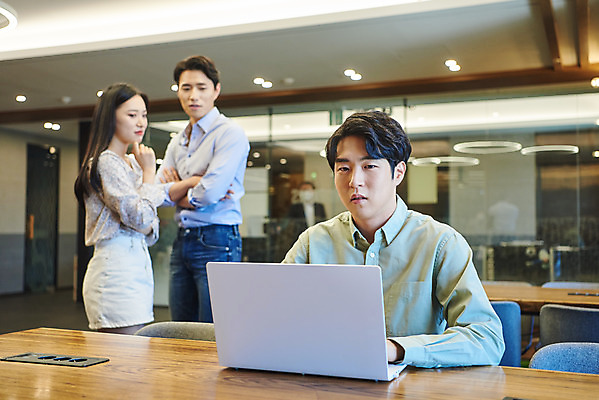 포토 JPG 여자 남자 회사 비즈니스 직장 실내 서기 앉기 상반신 20대 성인 앞모습 옆모습 세명 노트북 한국인 비즈니스맨 비즈니스우먼 동료 회의실 뒷담화 왕따 성인만 직장내괴롭힘 국내포토 뷰포인트 관계 모션 사람 동양인 청년 내부 전자제품 직장인 사회이슈 험담 파일형식