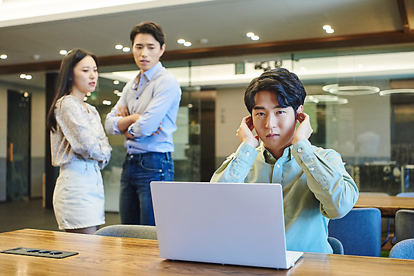포토 JPG 여자 남자 회사 비즈니스 직장 실내 서기 앉기 상반신 20대 성인 앞모습 옆모습 세명 노트북 한국인 비즈니스맨 비즈니스우먼 귀막기 동료 회의실 뒷담화 왕따 성인만 직장내괴롭힘 국내포토 뷰포인트 관계 모션 사람 동양인 손짓 청년 내부 전자제품 직장인 사회이슈 험담 파일형식