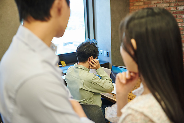 포토 JPG 여자 남자 회사 비즈니스 직장 실내 서기 앉기 상반신 20대 성인 뒷모습 세명 노트북 한국인 비즈니스맨 비즈니스우먼 귀막기 동료 회의실 뒷담화 왕따 성인만 직장내괴롭힘 국내포토 뷰포인트 관계 모션 사람 동양인 손짓 청년 내부 전자제품 직장인 사회이슈 험담 파일형식