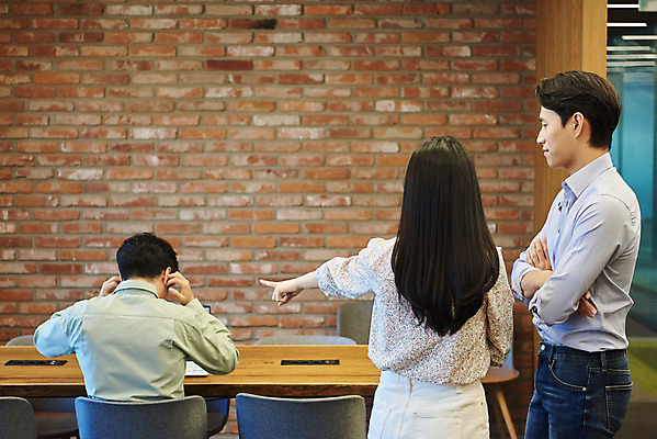 포토 JPG 여자 남자 회사 비즈니스 직장 실내 서기 앉기 상반신 20대 성인 뒷모습 세명 노트북 한국인 가리킴 비즈니스맨 비즈니스우먼 귀막기 동료 회의실 뒷담화 왕따 성인만 직장내괴롭힘 국내포토 뷰포인트 관계 모션 사람 동양인 손짓 청년 내부 전자제품 직장인 사회이슈 험담 파일형식
