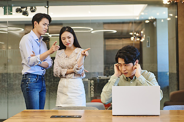 포토 JPG 여자 남자 회사 비즈니스 직장 실내 서기 앉기 상반신 20대 성인 앞모습 옆모습 세명 노트북 한국인 가리킴 비즈니스맨 비즈니스우먼 귀막기 동료 회의실 뒷담화 왕따 성인만 직장내괴롭힘 국내포토 뷰포인트 관계 모션 사람 동양인 손짓 청년 내부 전자제품 직장인 사회이슈 험담 파일형식