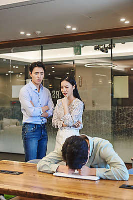 포토 JPG 여자 남자 엎드리기 회사 비즈니스 직장 실내 서기 앉기 상반신 20대 성인 앞모습 세명 노트북 한국인 비즈니스맨 비즈니스우먼 동료 회의실 뒷담화 왕따 성인만 직장내괴롭힘 국내포토 뷰포인트 관계 모션 사람 동양인 청년 내부 전자제품 직장인 사회이슈 험담 파일형식
